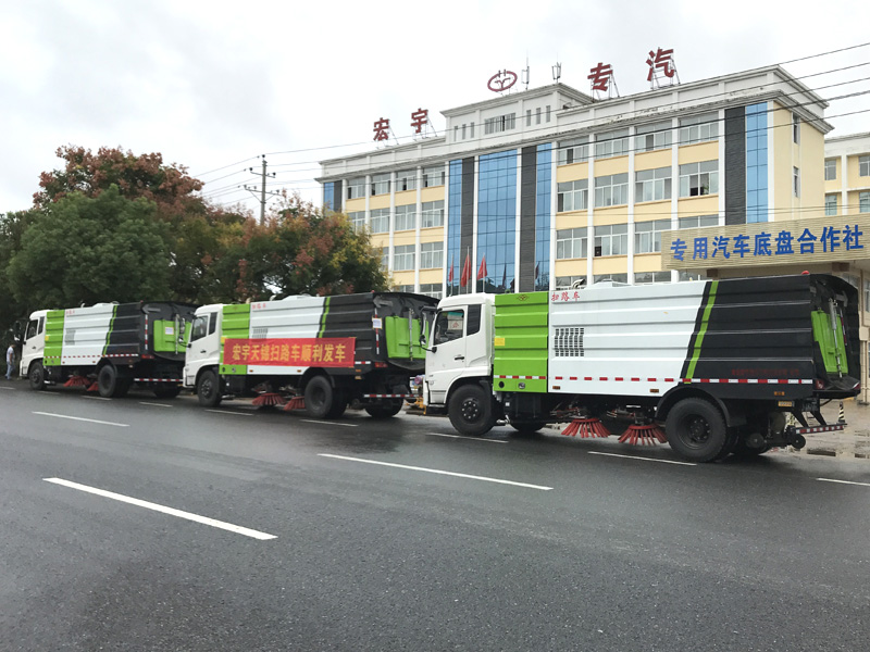 三臺(tái)天錦掃路車(chē)發(fā)往新疆
